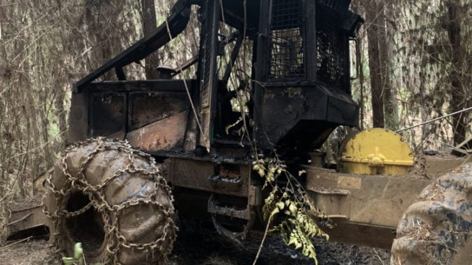 Maquinaria forestal quemada en Contulmo