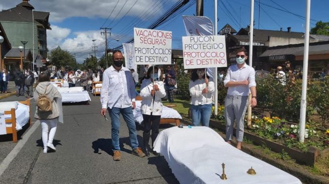 www.prensaciudadana.cl-cerca-de-tres-mil-personas-participaron-de-la-intervencion-urbana-exigiendo-protocolos-de-destino-para-pucon-protestas-pucon