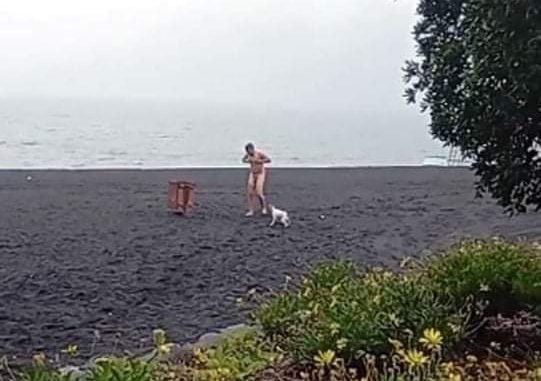 www.prensaciudadana.cl-hombre-desnudo-fue-detenido-tras-golpear-y-gritar-en-la-playa-de-pucon-durante-el-eclipse-desnudo