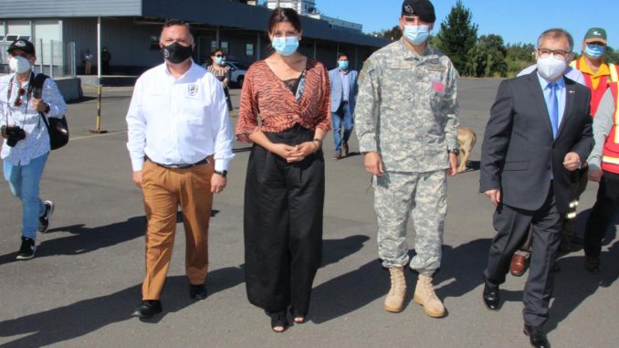 www.prensaciudadana.cl-gobernadora-de-cautin-y-alcalde-de-temuco-visitan-el-punto-de-abastecimiento-aereo-del-cuerpo-de-bomberos-img-5379