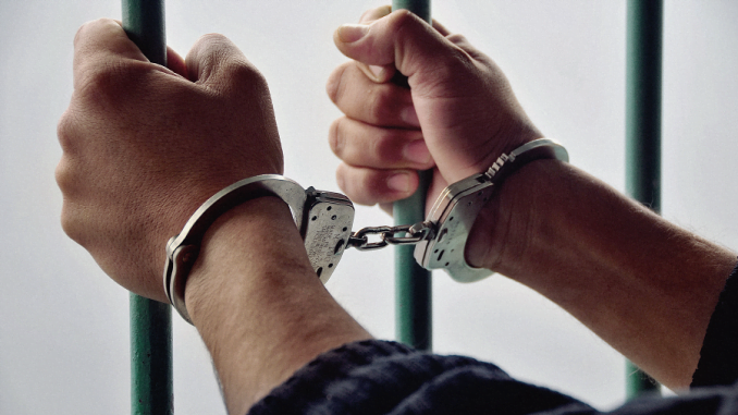 www.prensaciudadana.cl-hombre-que-violo-y-dejo-embarazada-a-una-menor-de-edad-es-detenido-en-pitruquen-carcel-esposas-manos-0011