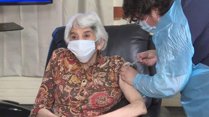 www.prensaciudadana.cl-laura-areyuna-de-79-anos-es-la-primera-adulta-mayor-en-vacunarse-contra-el-covid-19-primera-vacunada