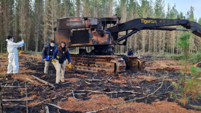ataque-incendiario-deja-dos-maquinas-forestales-quemadas-en-collipulli-whatsapp-image-2021-02-01-at-12.11.36-pm