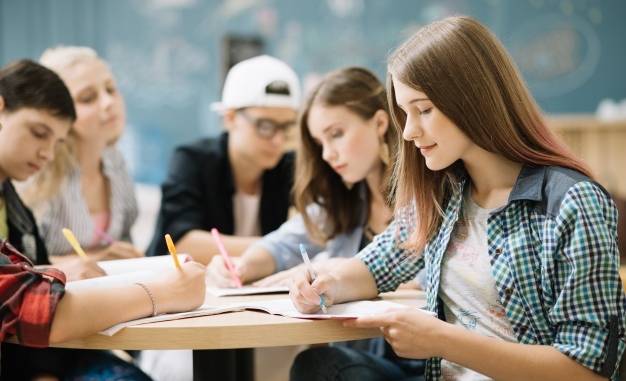 comenzo-nuevo-periodo-para-postulacion-a-beneficios-estudiantiles-en-la-educacion-superior-equipo-estudiantes-que-completan-tarea-23-2147666610