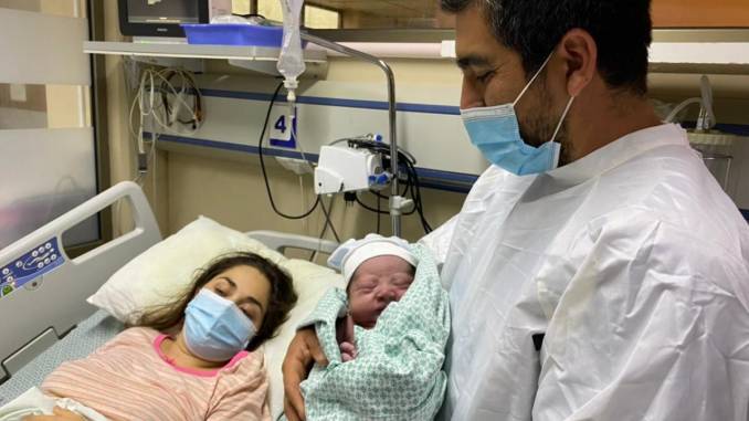 padre-pudo-presenciar-parto-de-su-hija-tras-reinicio-del-proceso-de-acompanamiento-en-el-hhha-padre-acompanamiento-en-el-parto1