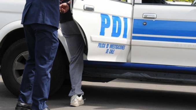 pdi-angol-detuvo-a-hombre-que-portaba-revolver-en-plena-via-publica-whatsapp-image-2021-02-09-at-11.41.22-am