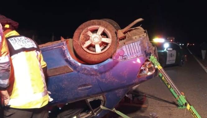 delincuentes-volcaron-su-vehiculo-tras-huir-de-carabineros-autokmoviol-robo