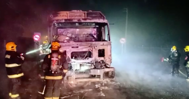 camion-sufre-atentado-incendiario-en-ruta-a-labranza-en-la-araucania-screen-shot-2021-04-30-at-10.27.11