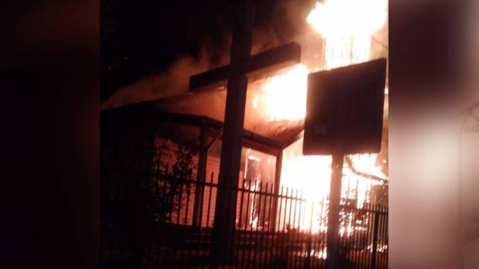un-nuevo-atentado-incendiario-remece-a-la-araucania-queman-la-iglesia-de-roble-huacho-en-padre-las-casas-incendioplc