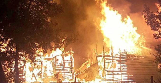 Cuidador de fundo muere calcinado tras atentando en Cañete
