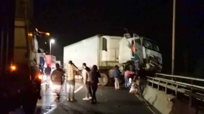 camion-a-punto-de-caer-al-malleco-mantuvo-un-taco-kilometrico-camion-casi-cae-al-rio