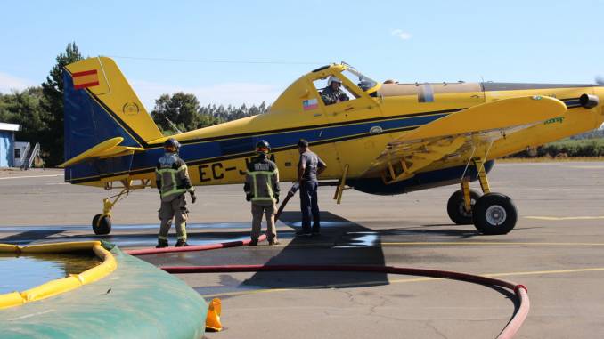 finalizan-por-esta-temporada-las-operaciones-de-abastecimiento-de-aeronaves-en-el-cuerpo-de-bomberos-de-temuco-bomberos-avion