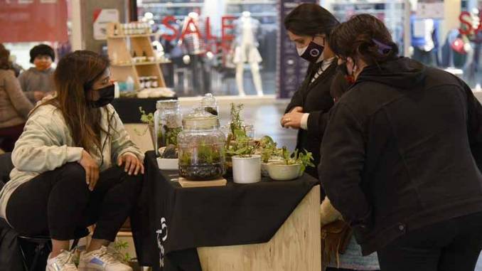 vitrina-emprende-reinicia-actividades-desde-la-plaza-anibal-pinto-de-temuco-emprendedores-locales-800x445-1