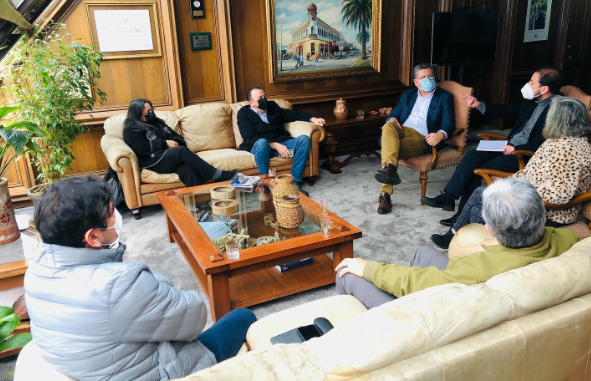 alcalde-de-temuco-se-reune-con-trabajadores-del-sindicato-de-liceo-camilo-henriquez-para-buscar-soluciones-al-conflicto-que-los-mantiene-en-huelga-hol
