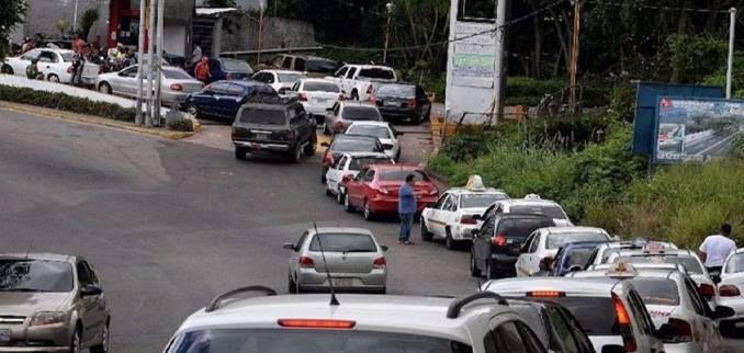 congestion-y-filas-de-automoviles-genera-supuesto-desabastecimiento-de-combustible-para-la-araucania-bencina