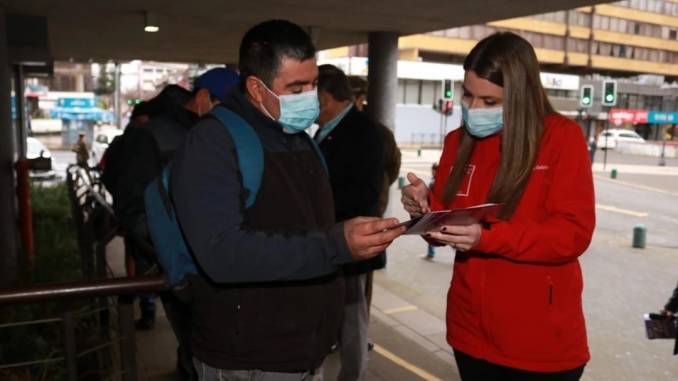 Seremi Consuelo Gebhard entregando informacioìn del IFE Universal