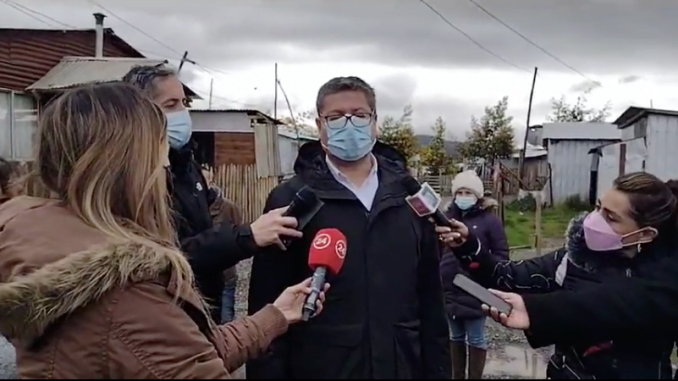 alcalde-neira-estuvo-en-labores-de-ripiado-en-el-campamento-luz-y-esperanza-de-temuco-screen-shot-2021-08-26-at-06.26.00