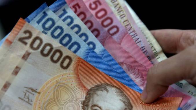el-60-de-los-chilenos-usa-el-ife-para-pagar-deudas-peso-chileno-dolar