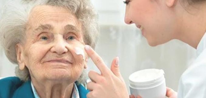 aprobado-el-proyecto-que-establece-atencion-preferente-en-salud-a-cuidadores-de-adultos-mayores-y-discapacitados-abuelita