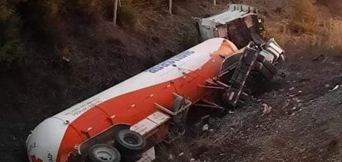 camion-con-combustible-volco-en-ruta-5-sur-camion-volcado