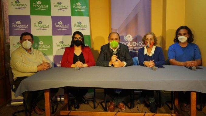 Alcalde junto a Directora de Salud y Parte de los Medicos especialistas