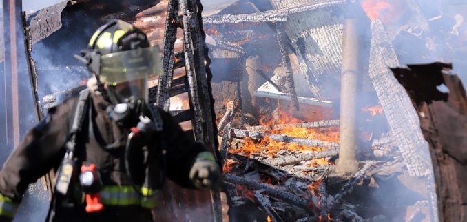 un-voraz-incendio-arraso-con-vivienda-en-collipulli-incendiocollipulli
