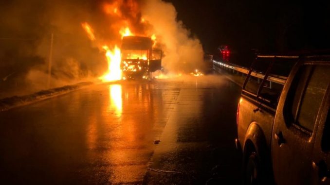 dos-vehiculos-incendiados-en-ruta-5-sur-camino-pailahueque-incendio