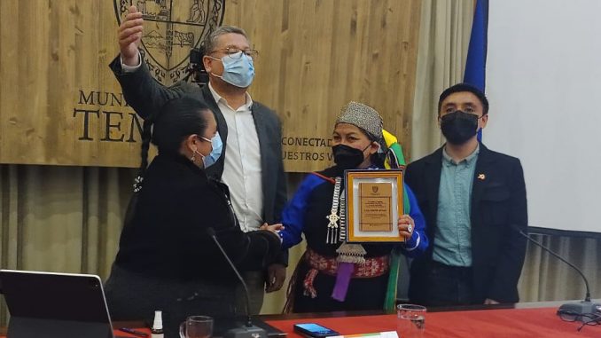 elisa-loncon-recibe-reconocimiento-en-municipalidad-de-temuco-reconocimientoloncon