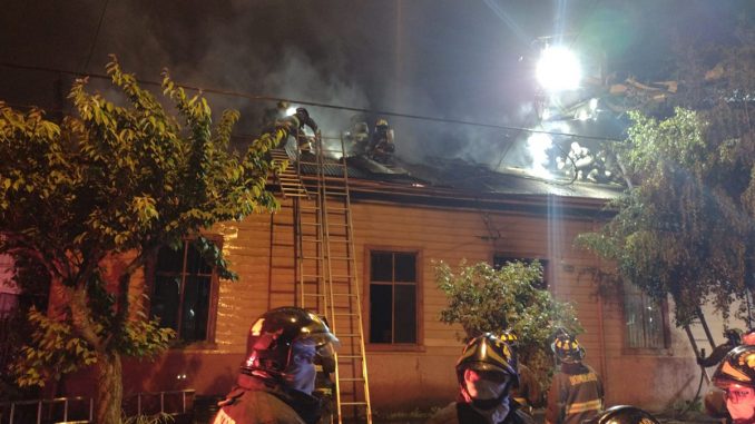 4-companias-de-bomberos-combatieron-incendio-en-avenida-carrera-esquina-san-martin-voraz-incendio