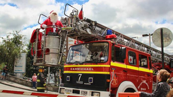 esta-nochebuena-los-bomberos-se-visten-de-viejo-pascuero-bomberos-navidenos