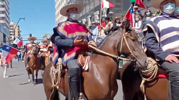 mas-de-1-000-huasos-a-caballo-llegaron-a-la-capital-regional-para-rescatar-las-tradiciones-de-campo-chilenas-screen-shot-2021-12-16-at-07.57.19