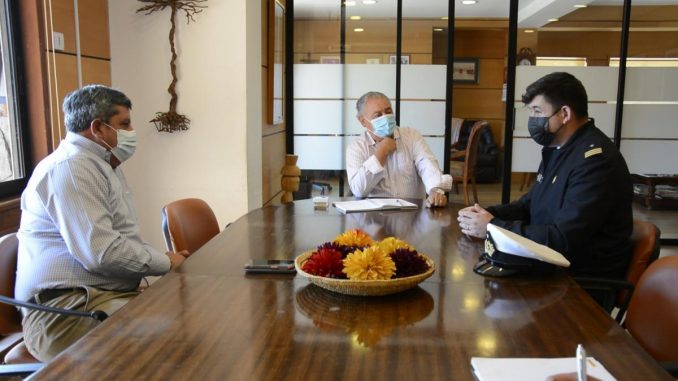 alcalde-de-pucon-se-reune-con-capitan-de-puerto-por-fiestas-masivas-en-lago-villarrica-foto-reunion