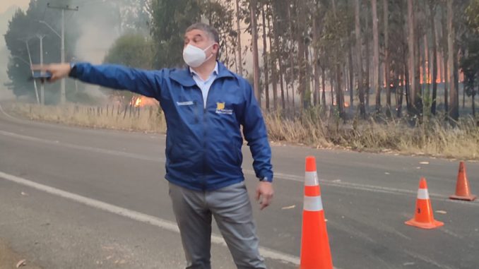 alcalde-mario-gonzalez-en-incendio-fundo-san-vicente-si-se-requiere-habilitar-un-albergue-para-las-familias-que-lo-han-perdido-todo-en-esta-tarde-cuenten-con-nuestro-municipio-padre-gonzalez
