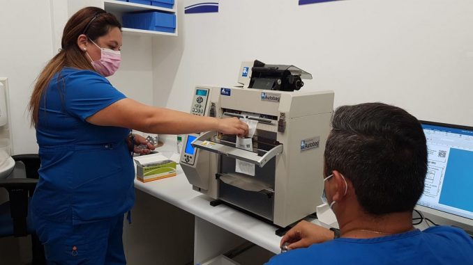 farmacia-del-cesfam-de-pitrufquen-cuenta-con-moderna-maquina-reenvasadora-de-remedios-maquinareenvasadoraremedioscesfam1