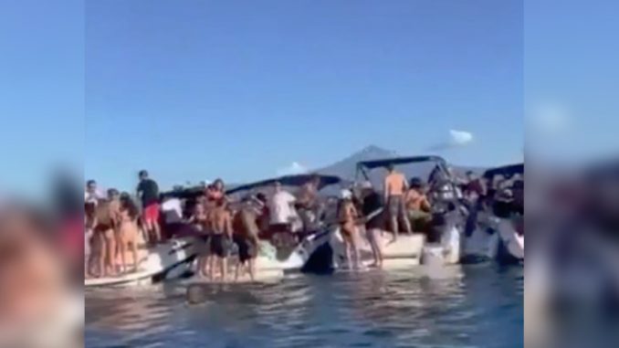 polemica-fiesta-en-lanchas-y-helicoptero-en-lago-villarrica-fiesta-lago