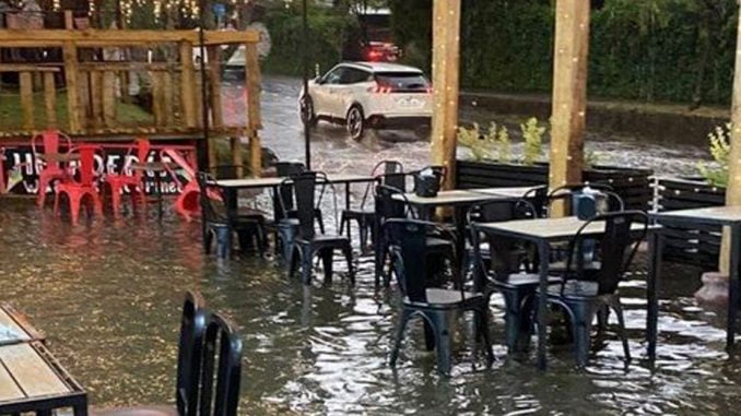 tormenta-de-granizo-y-lluvia-inundo-locales-y-sorprendio-a-los-habitantes-de-villarrica-local-inundado