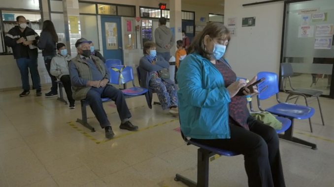 Paciente esperando el llamado en sala espera del Cesfsam de Perquenco