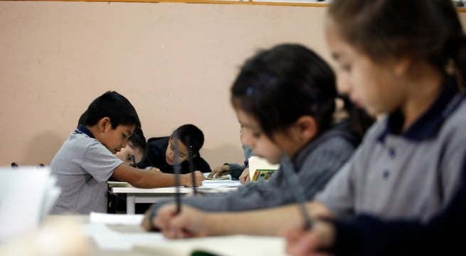 niños-escolares-sala-de-clases-655x360