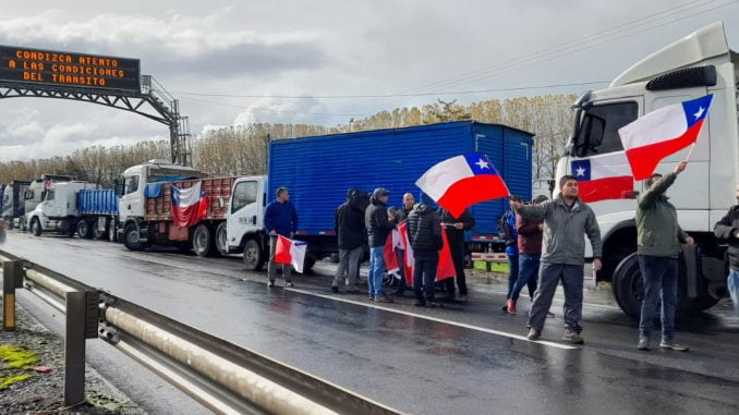 camioneros-se-mantienen-en-paro-en-la-ruta-5-sur-de-temuco-a-la-altura-de-la-compania-ccu-paro-temuco