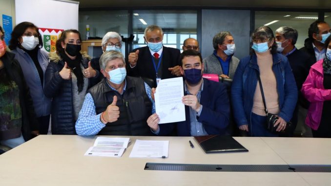gobernador-luciano-rivas-firma-mensaje-para-recambio-de-mas-de-5-mil-luminarias-para-la-comuna-de-villarrica-mesaje1