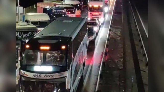 se-reportan-bloqueos-en-la-ruta-5-sur-en-paine-y-temuco-paro
