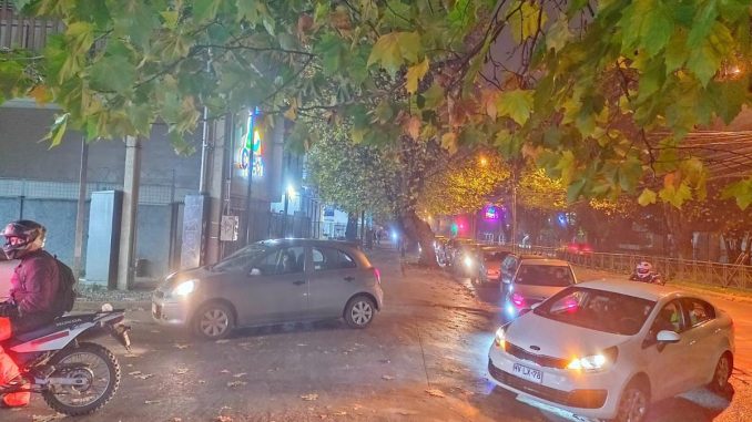 anoche-largas-filas-en-bencineras-de-temuco-debido-al-bloqueo-parcial-de-la-ruta-5-sur-bencienra