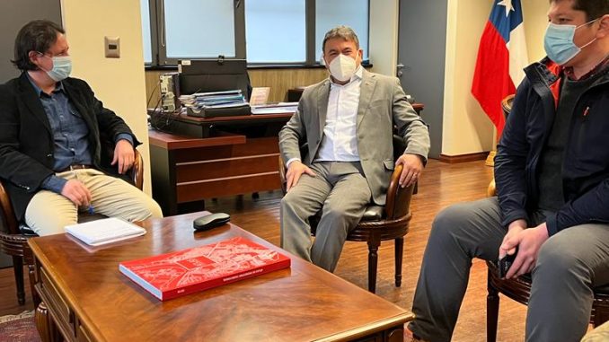 Diputado Juan Carlos Beltrán con el delegado presidencial Raúl Allard y el concejal de Ercilla Alvaro Queulo