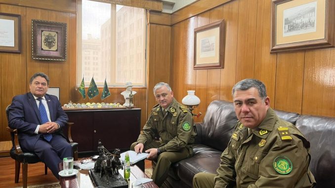 Diputado Beltrán con generales de Carabineros