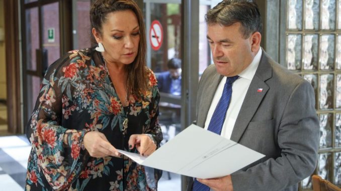 Diputado Juan Carlos Beltrán junto a la diputada Marisela Santibáñez