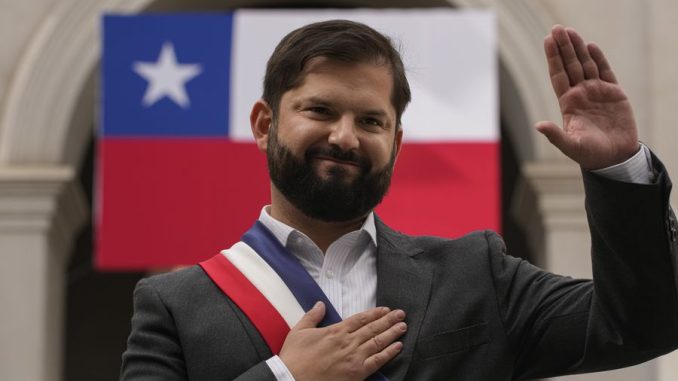 boric-banda-presidencial-manl-en-alto