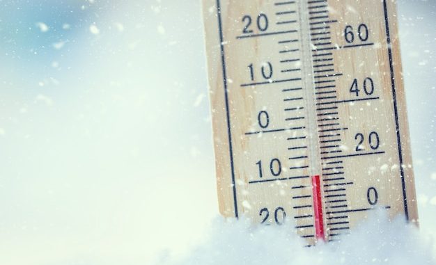 termometro-nieve-muestra-bajas-temperaturas-cero-temperaturas-bajas-grados-centigrados-fahrenheit-frio-invierno-diez-cero_341862-7213