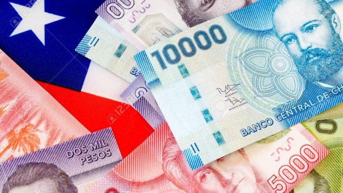 135848157-billetes-de-pesos-chilenos-de-diferente-valor-en-el-fondo-de-la-bandera-del-país