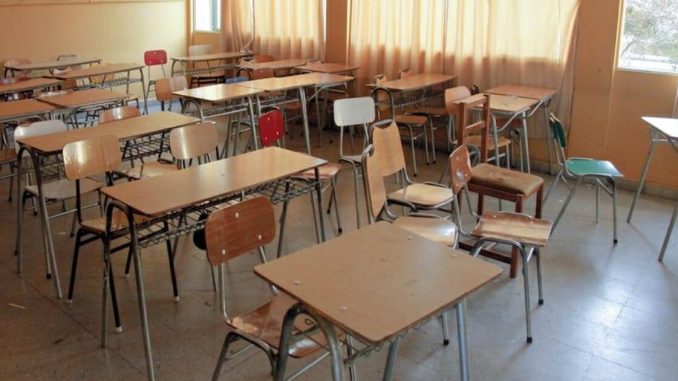 Sala-de-Clases-vacia-estudiantes-clases-1200x630
