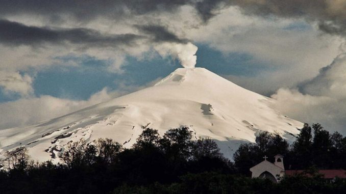 Chile-Volcan-Villarrica-lanza-columnas-de-humo-y-genera-sismo-11-de-julio-2024-elorientaldemonagas.com_-1024x477